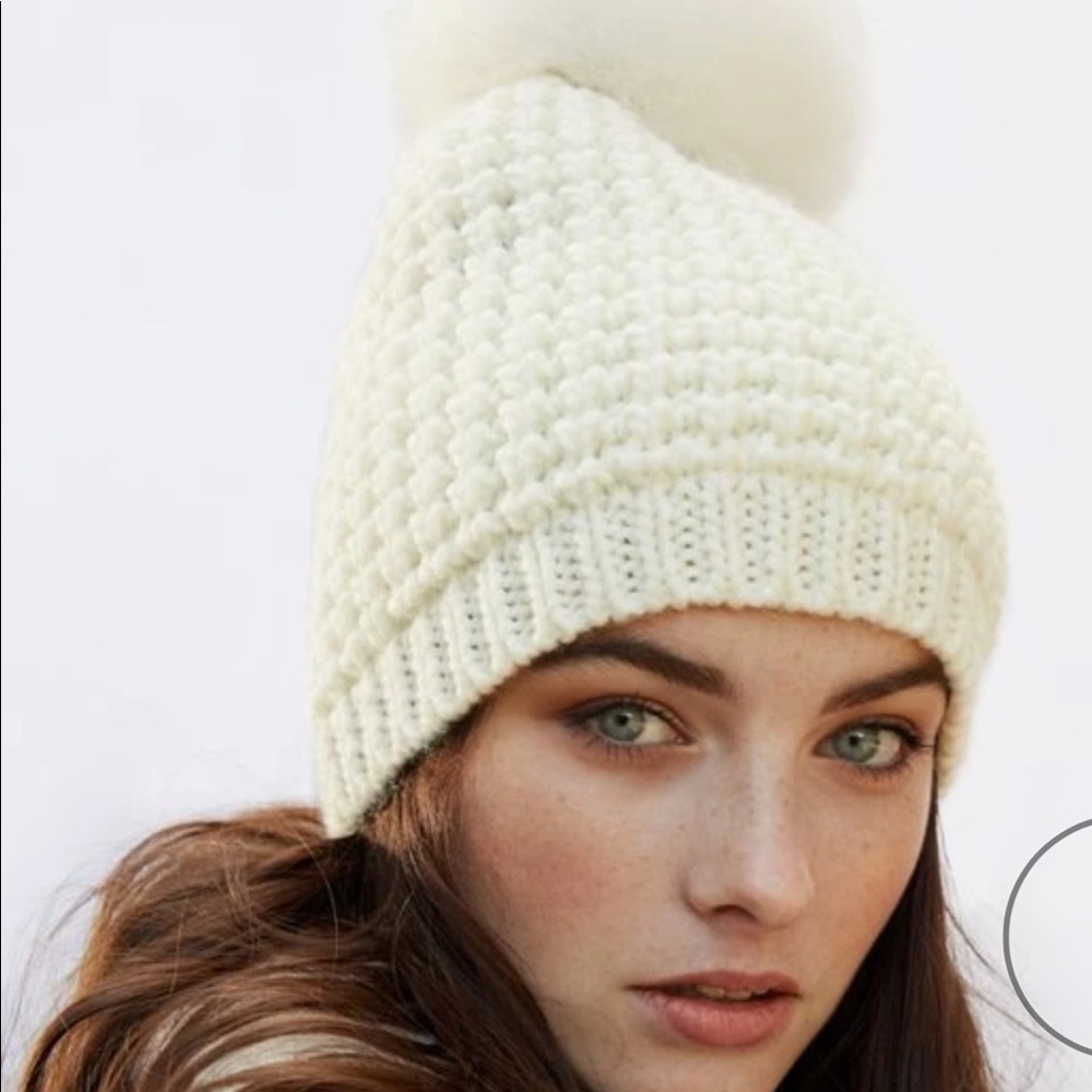 NWT CLASSIC KYI KYI Beanie with Fox Fur Pom Pom
